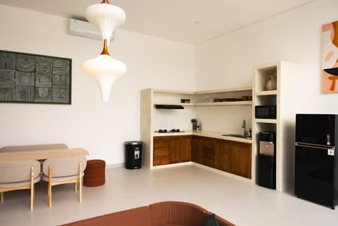 Kitchen or kitchenette, Dining area, microwave, stove
