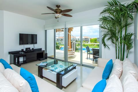 Luxury Condos at Mareazul Beachfront Complex with Resort-Style Amenities Condominio in Playa del Carmen