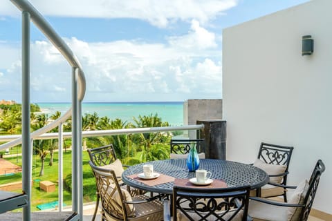 Luxury Condos at Mareazul Beachfront Complex with Resort-Style Amenities Eigentumswohnung in Playa del Carmen