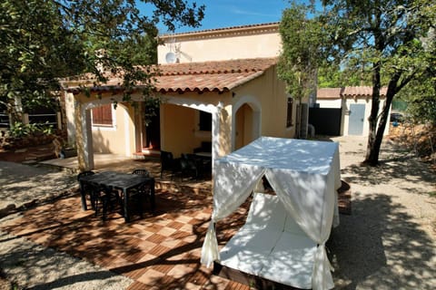 Property building, Garden, Dining area, Garden view