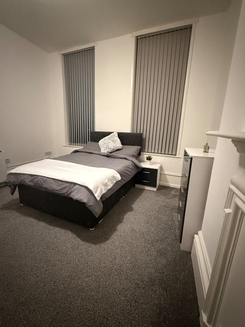 Modern 2-Bed City Stay - Sleeps 6 - 4K TV & WiFi Apartment in Sheffield