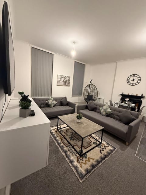 Modern 2-Bed City Stay - Sleeps 6 - 4K TV & WiFi Apartment in Sheffield