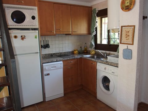 Kitchen or kitchenette, Garden view