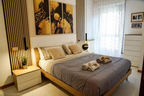 Photo of the whole room, Bedroom, towels