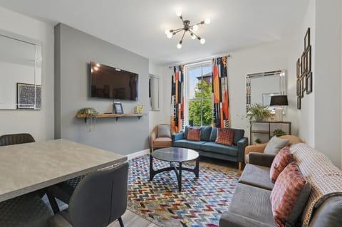 TV and multimedia, Living room, Seating area, Dining area