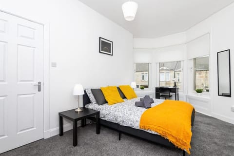 5 Individual Beds - Free Parking Apartment in Coatbridge