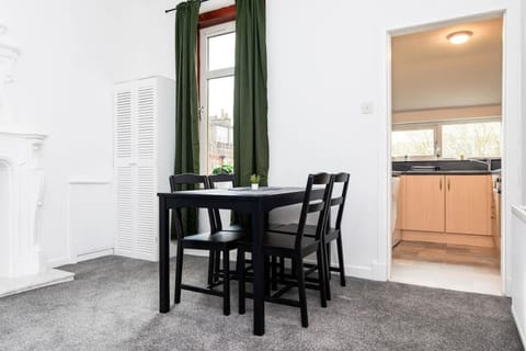 5 Individual Beds - Free Parking Apartment in Coatbridge