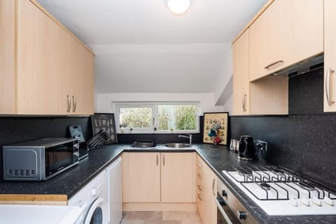 5 Individual Beds - Free Parking Apartment in Coatbridge