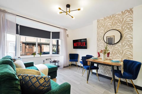 TV and multimedia, Living room, Seating area, Dining area