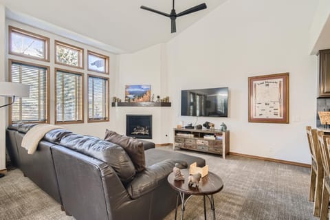 White Wolf #890 - Great Home with Private Outdoor Hot Tub - Shuttle to Slopes Haus in Breckenridge
