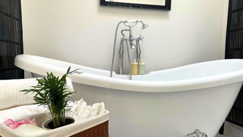 Bathroom, Bath, towels