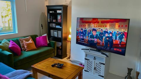 Communal lounge/ TV room, TV and multimedia, Living room, Seating area, Evening entertainment