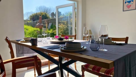 Patio, Day, Seating area, Dining area, Garden view