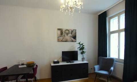 TV and multimedia, Living room, Seating area, hair dresser