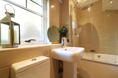 Signature - Cross House Apartment in Lanark