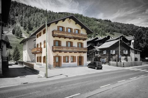 Day, Mountain view, Street view, Parking