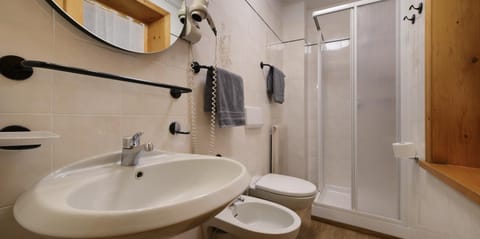 Shower, Toilet, Bathroom, bidet, towels