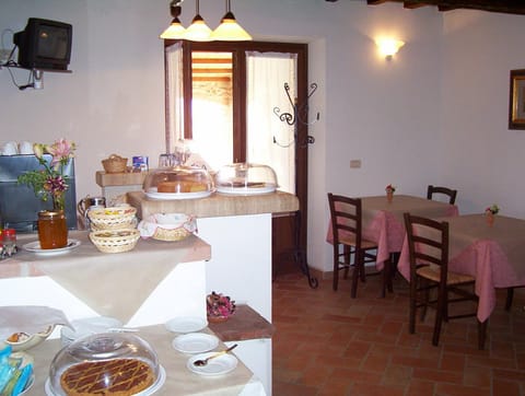 Communal lounge/ TV room, Food and drinks, Food, Breakfast, Continental breakfast
