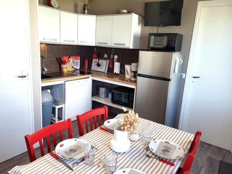 Property building, Kitchen or kitchenette, Living room