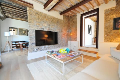Communal lounge/ TV room, TV and multimedia, Living room, Seating area, Evening entertainment