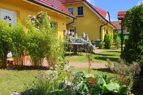Property building, Patio, Spring, Day, Summer, Garden, On site, Garden view, Garden view