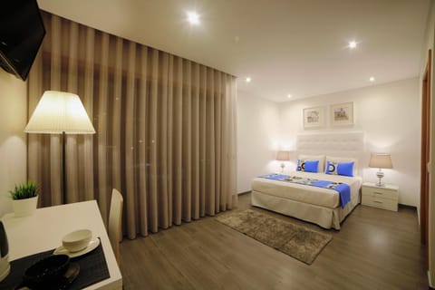 Bed, TV and multimedia, Seating area, Bedroom