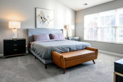 ND Luxury Townhome 8 min to ND Stadium! Apartment in Roseland