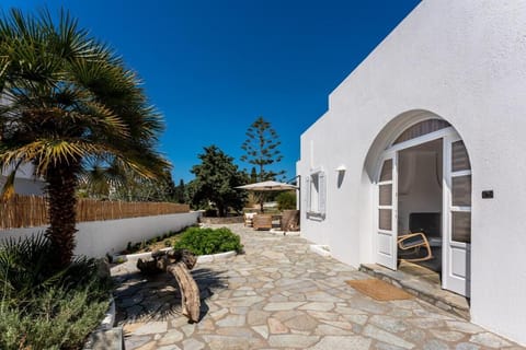 Property building, Patio, Day, Garden, Garden view