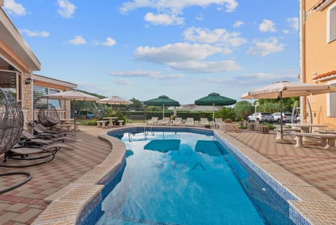 Swimming pool, Location, children, Family