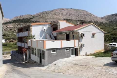 Apartments with a parking space Metajna, Pag - 527 Apartamento in Zadar County