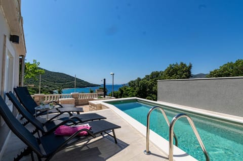 Swimming pool, Location, children, Family