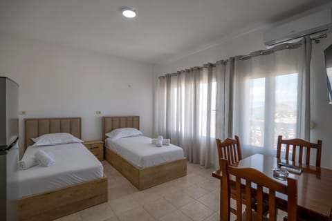 Bed, TV and multimedia, Photo of the whole room, Garden view, towels