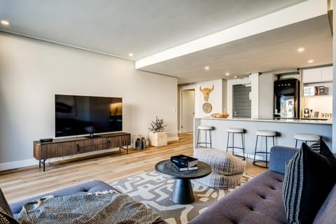 Kitchen or kitchenette, Living room, Seating area