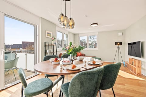 Kitchen or kitchenette, Living room, Seating area, Dining area
