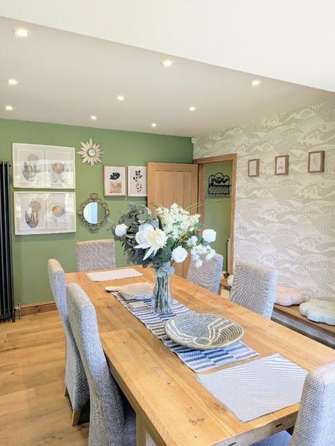 Decorative detail, Seating area, Dining area