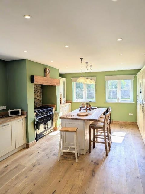 Kitchen or kitchenette, Dining area, pet friendly, stove