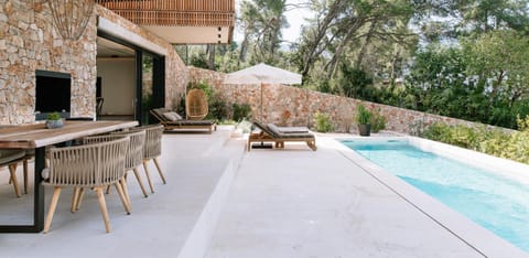 Property building, Day, Natural landscape, View (from property/room), Balcony/Terrace, Pool view, Swimming pool, sunbed