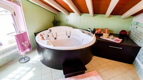 Hot Tub, Bathroom, towels
