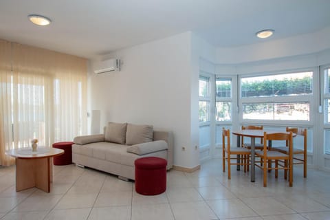 Living room, Seating area, Dining area, air conditioner