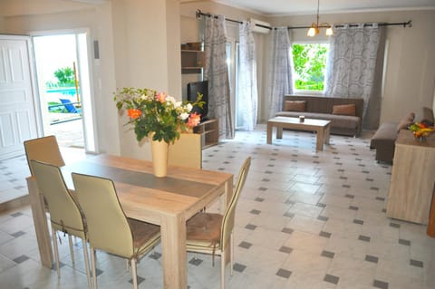 TV and multimedia, Living room, Seating area, Dining area