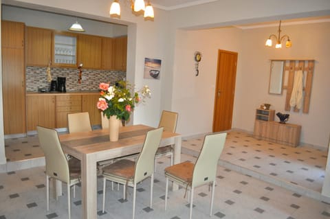 Dining area, kitchen