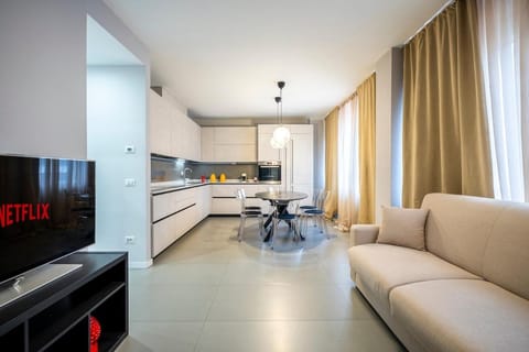 TV and multimedia, Kitchen or kitchenette, Living room, Seating area, Dining area, minibar, oven, pet friendly, stove