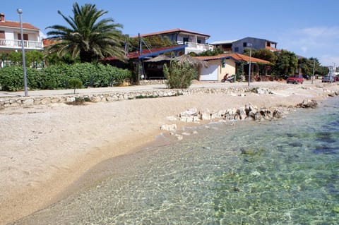 Apartments by the sea Mandre, Pag - 4098 Condo in Novalja