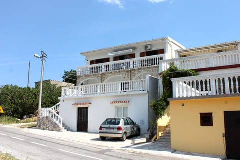 Apartments by the sea Metajna, Pag - 4150 Apartamento in Zadar County