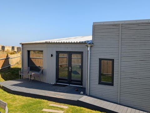 Property building, Garden, Balcony/Terrace