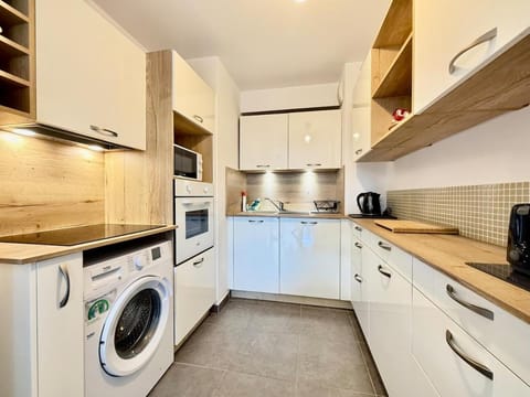 Coffee/tea facilities, Kitchen or kitchenette, oven, washing machine