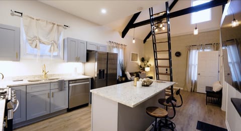 Kitchen or kitchenette, Dining area, dishwasher