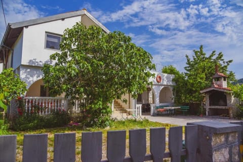 Property building, Spring, Day, Garden, Garden view