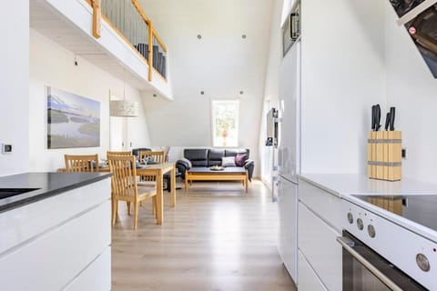 TV and multimedia, Kitchen or kitchenette, Living room, Dining area, stove