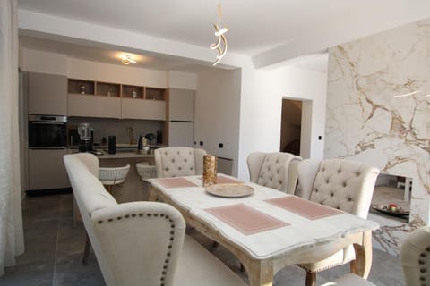 Dining area, kitchen